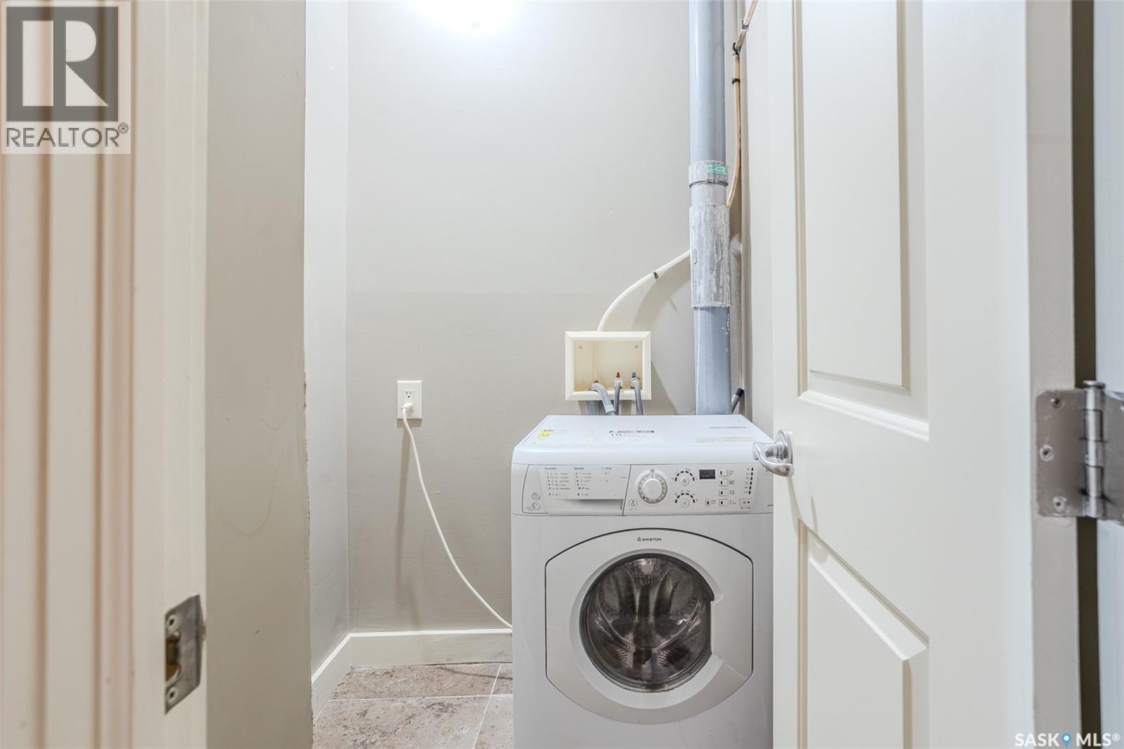 408 320 5Th Avenue N, Saskatoon, SK - Indoor Photo Showing Laundry Room
