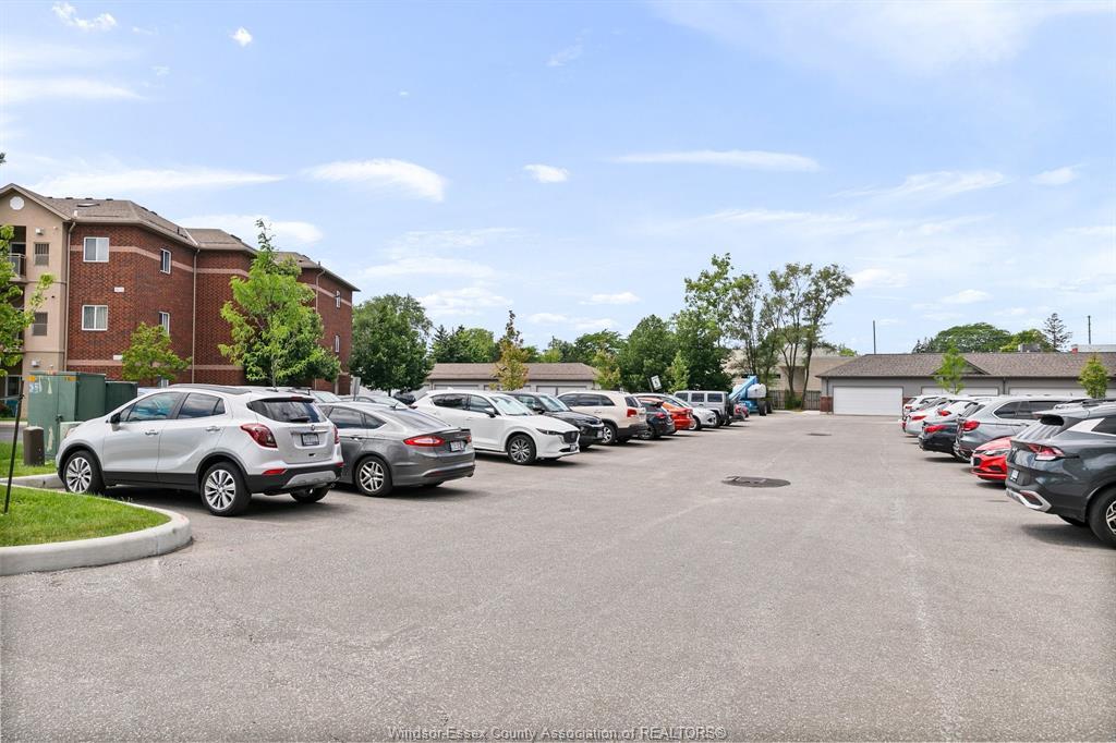 205-1888 Westview, Lasalle, ON
