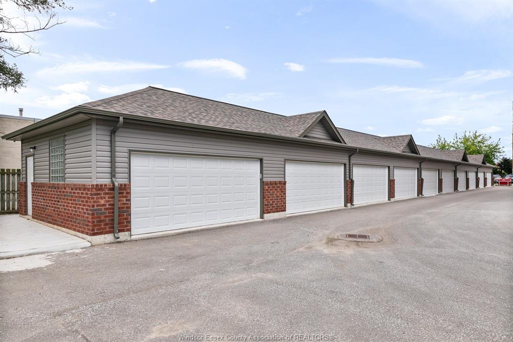 205-1888 Westview, Lasalle, ON
