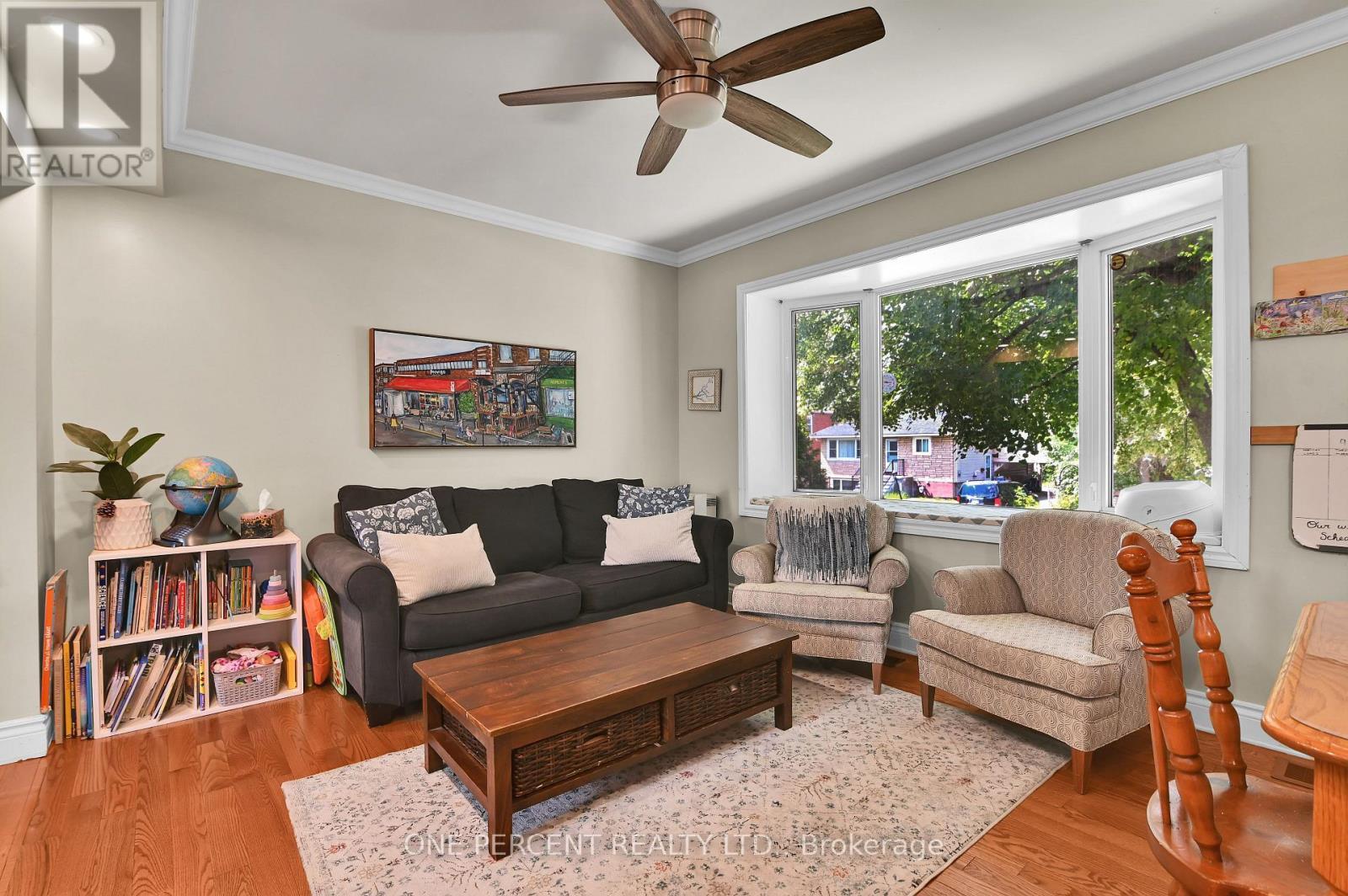 484 Mutual Street, Ottawa, ON - Indoor Photo Showing Living Room