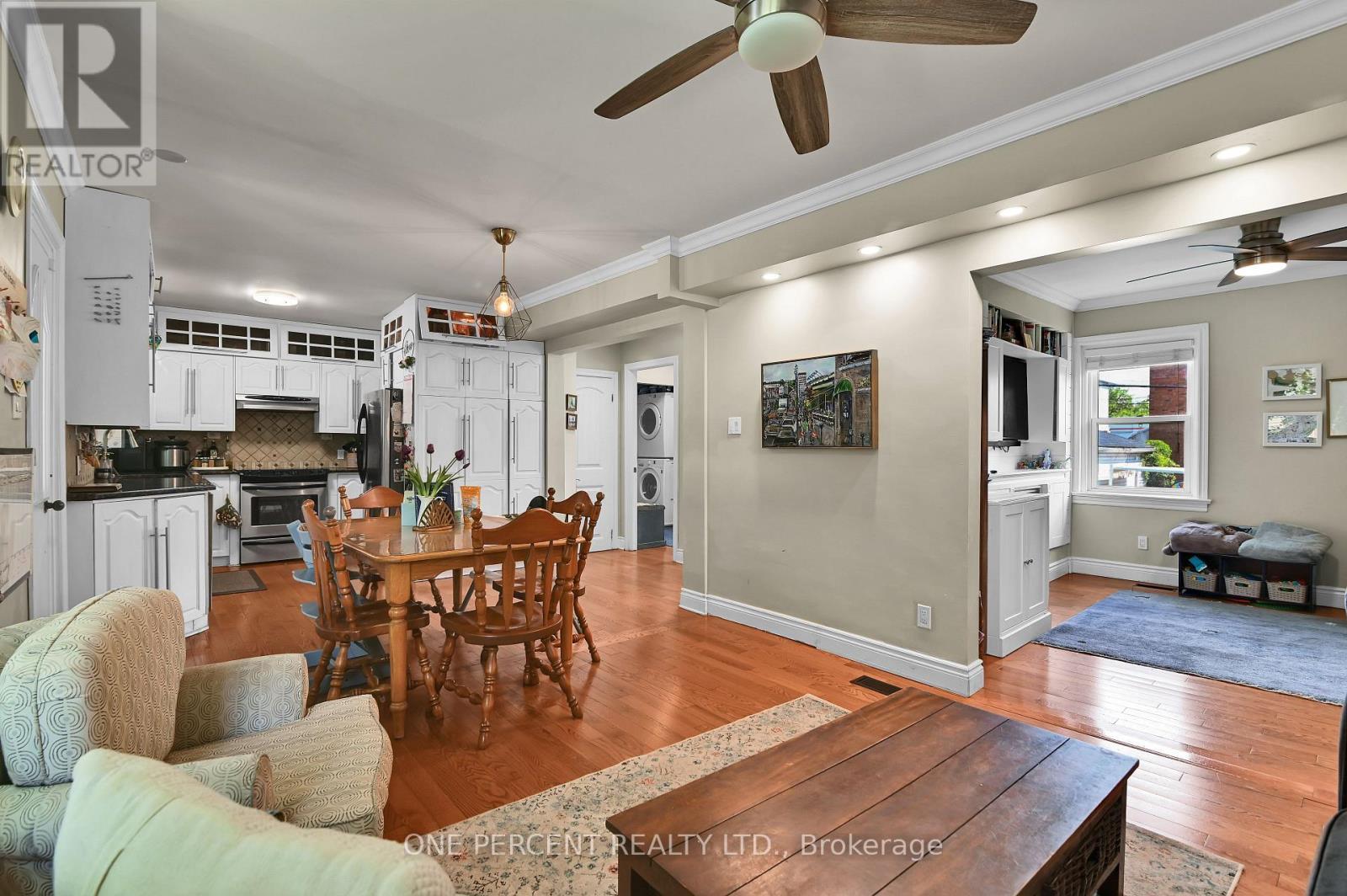 484 Mutual Street, Ottawa, ON - Indoor Photo Showing Living Room