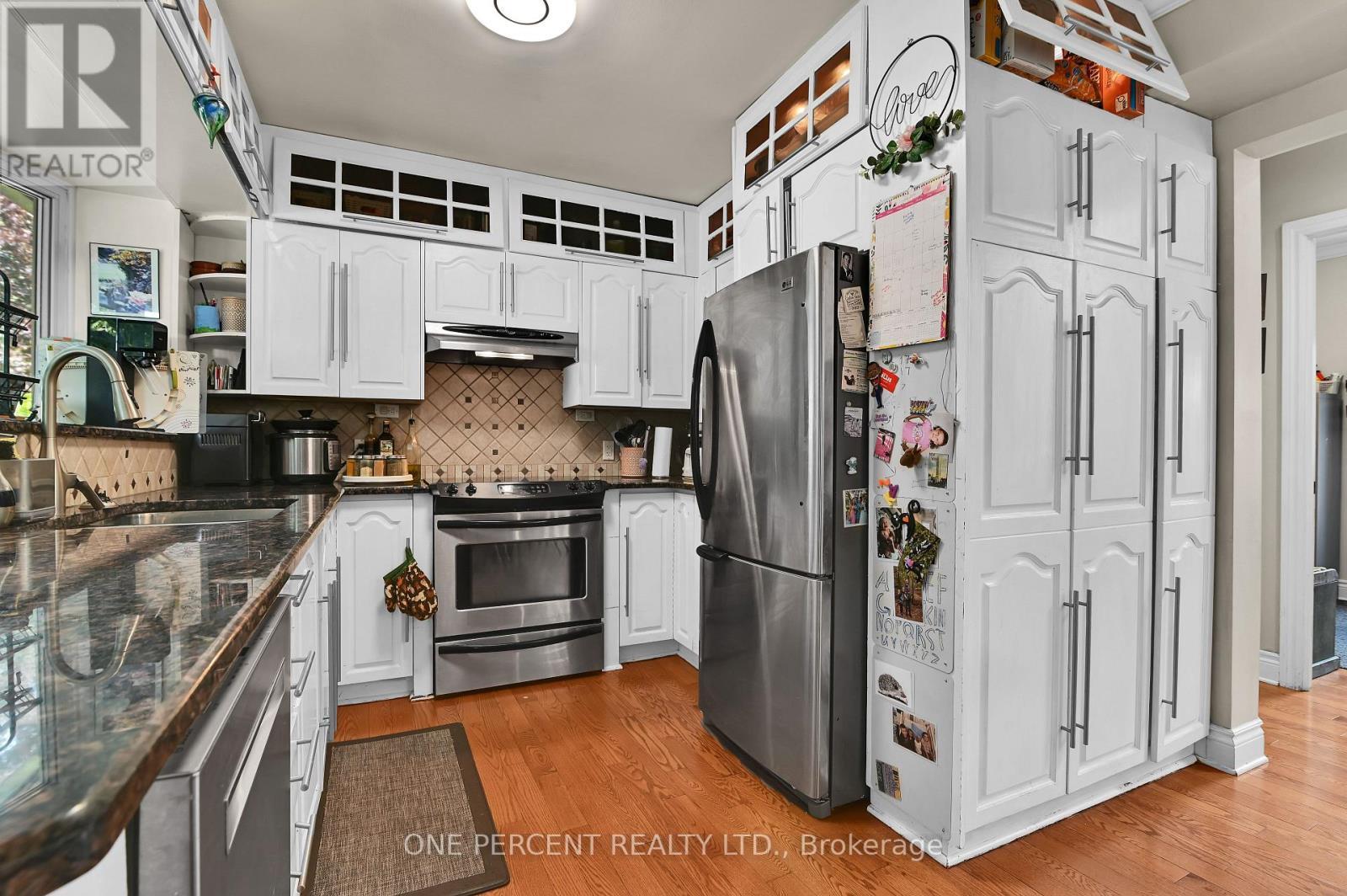 484 Mutual Street, Ottawa, ON - Indoor Photo Showing Kitchen With Double Sink With Upgraded Kitchen