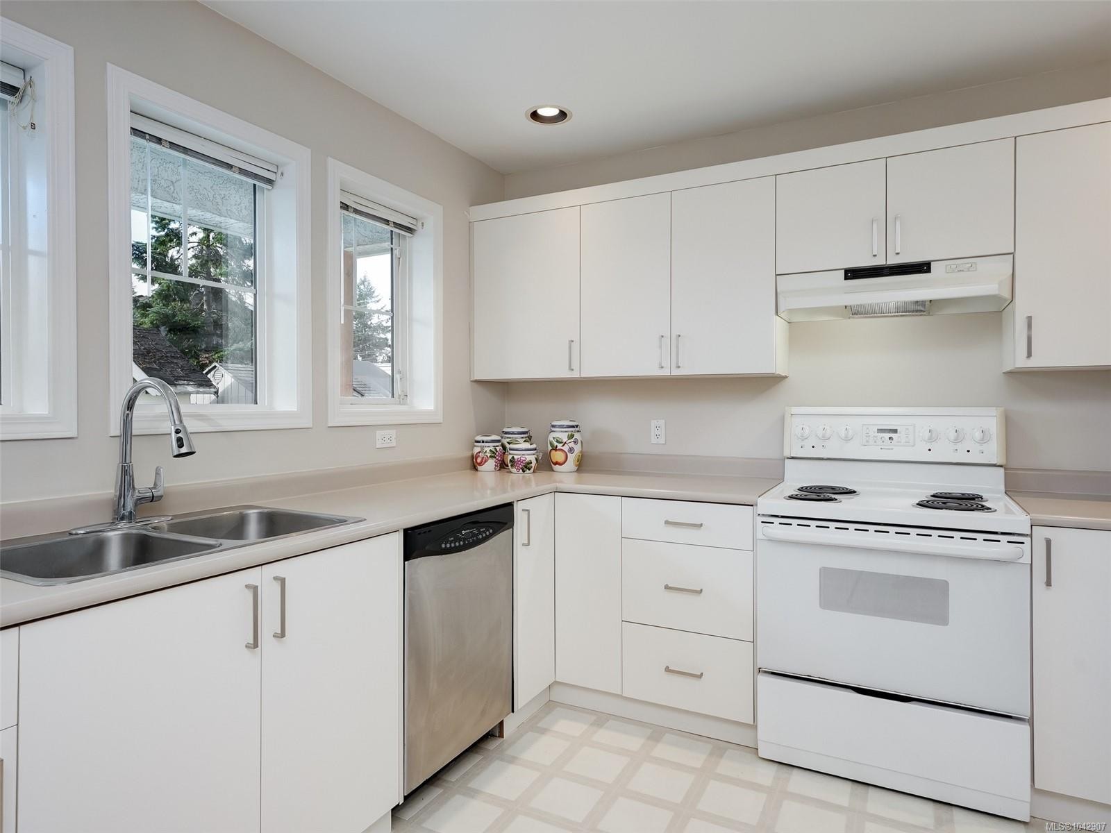 9524 Greenglade Rd, Sidney, BC