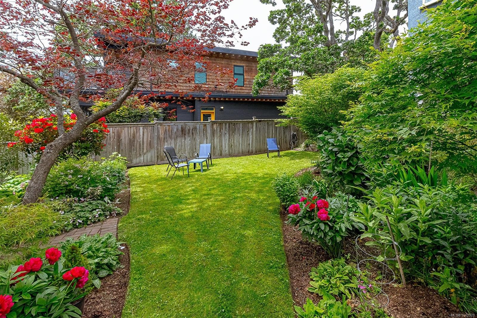 1 Briar Pl, Victoria, BC