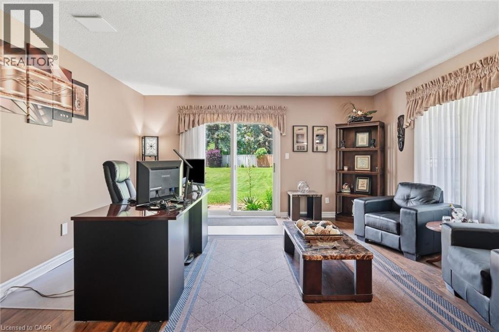 Home office space with yard access - 1 Idared Road, Carlisle, ON - Indoor