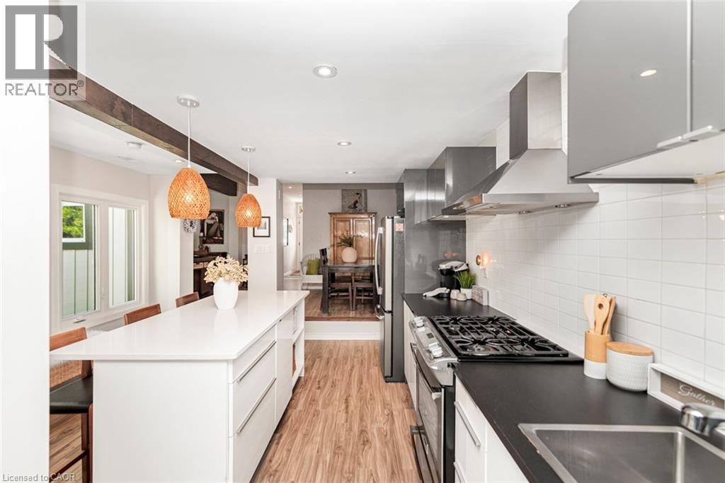 134 Erie Avenue, Hamilton, ON - Indoor Photo Showing Kitchen With Upgraded Kitchen