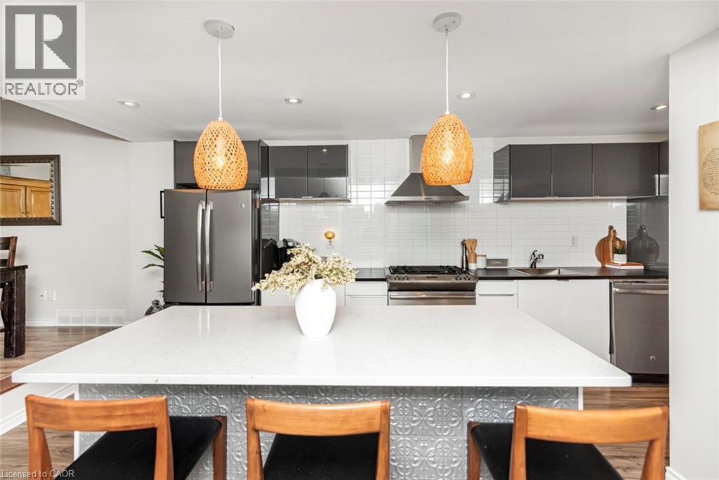 134 Erie Avenue, Hamilton, ON - Indoor Photo Showing Kitchen With Upgraded Kitchen