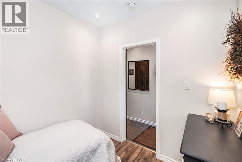 134 Erie Avenue, Hamilton, ON - Indoor Photo Showing Bedroom