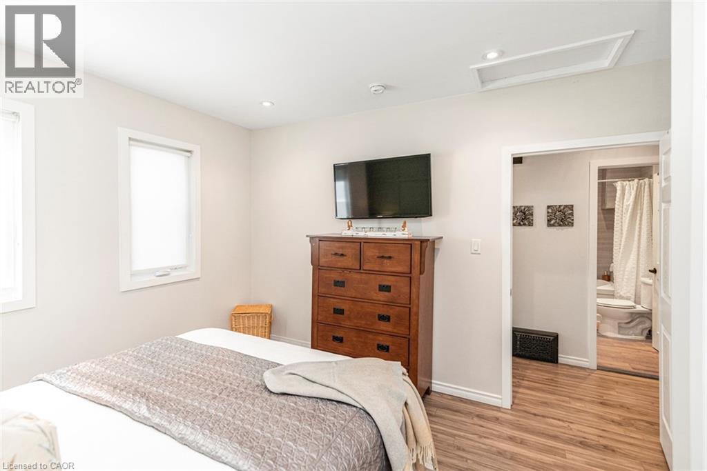 134 Erie Avenue, Hamilton, ON - Indoor Photo Showing Bedroom