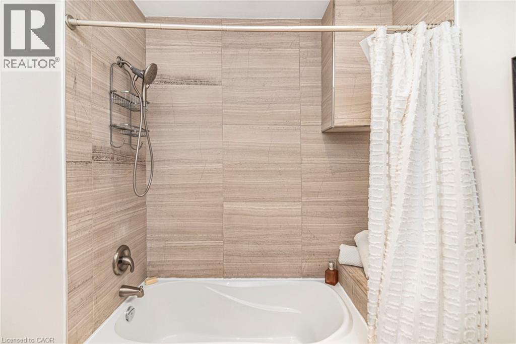 134 Erie Avenue, Hamilton, ON - Indoor Photo Showing Bathroom