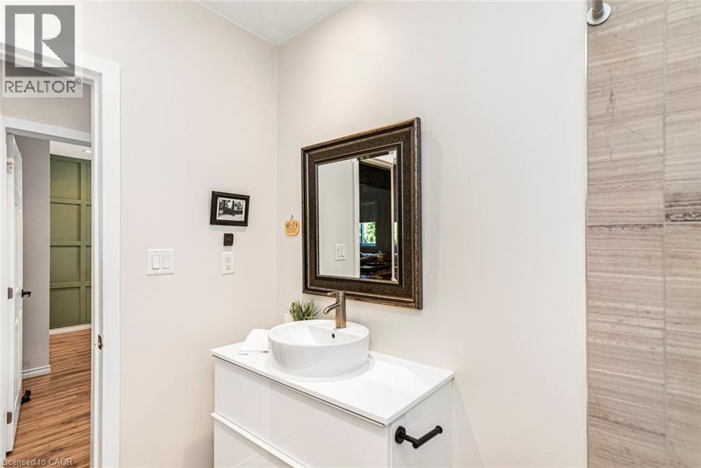 134 Erie Avenue, Hamilton, ON - Indoor Photo Showing Bathroom