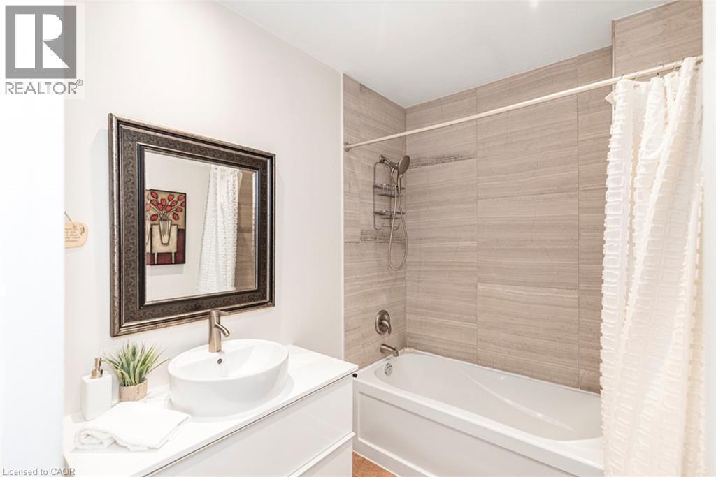 134 Erie Avenue, Hamilton, ON - Indoor Photo Showing Bathroom