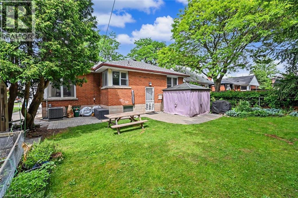 Expansive green yard with mature trees providing shade - 56 Everton Place, Hamilton, ON