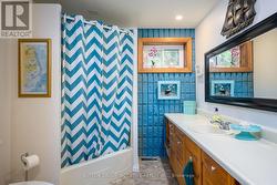 Main 4pc bathroom w/tub and shower combo -