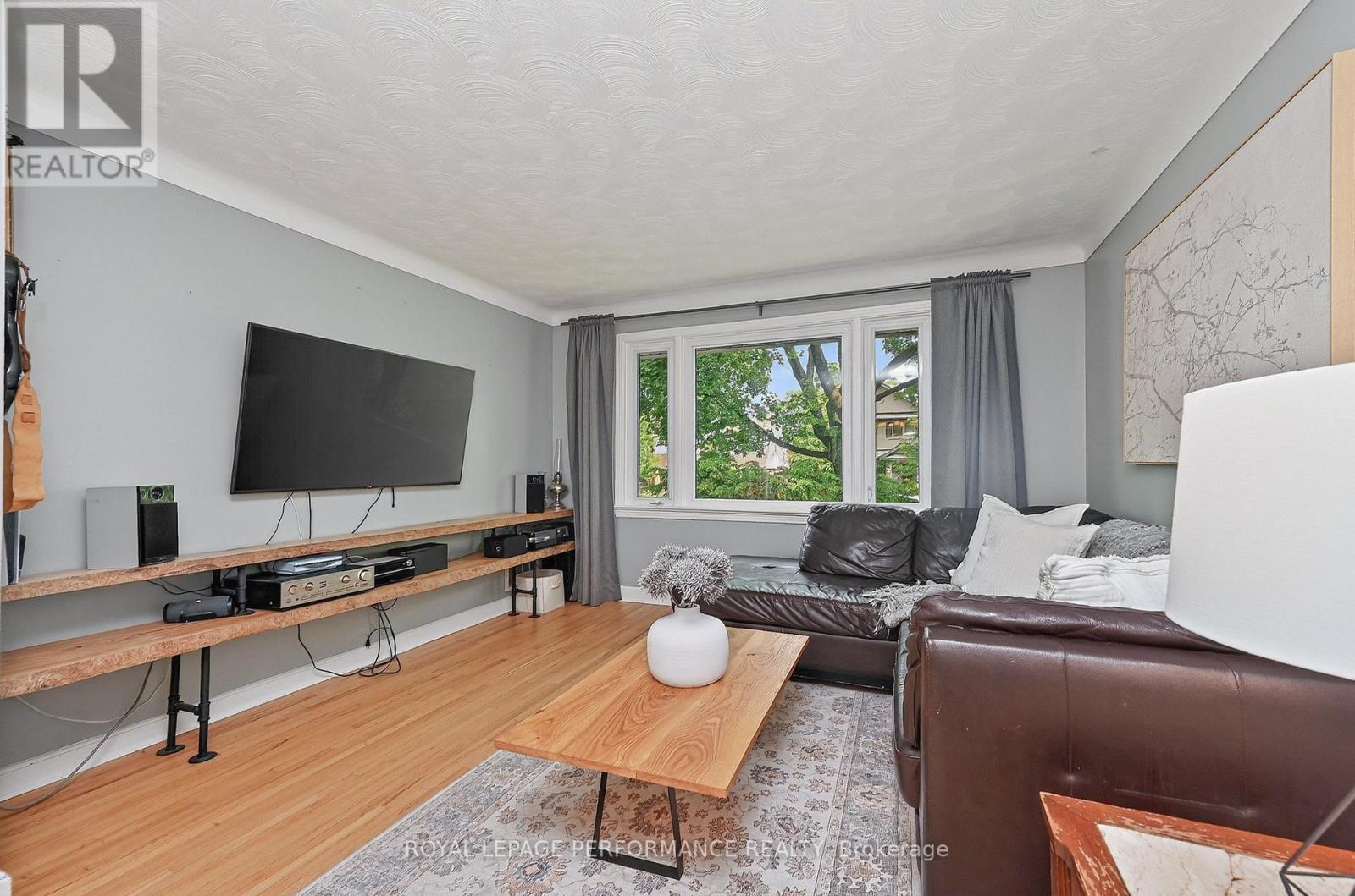 Living room - 140 Begonia Avenue, Ottawa, ON