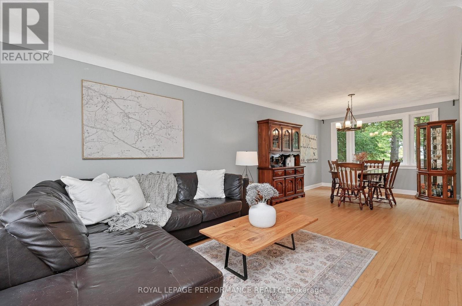 Living and dining room - 140 Begonia Avenue, Ottawa, ON