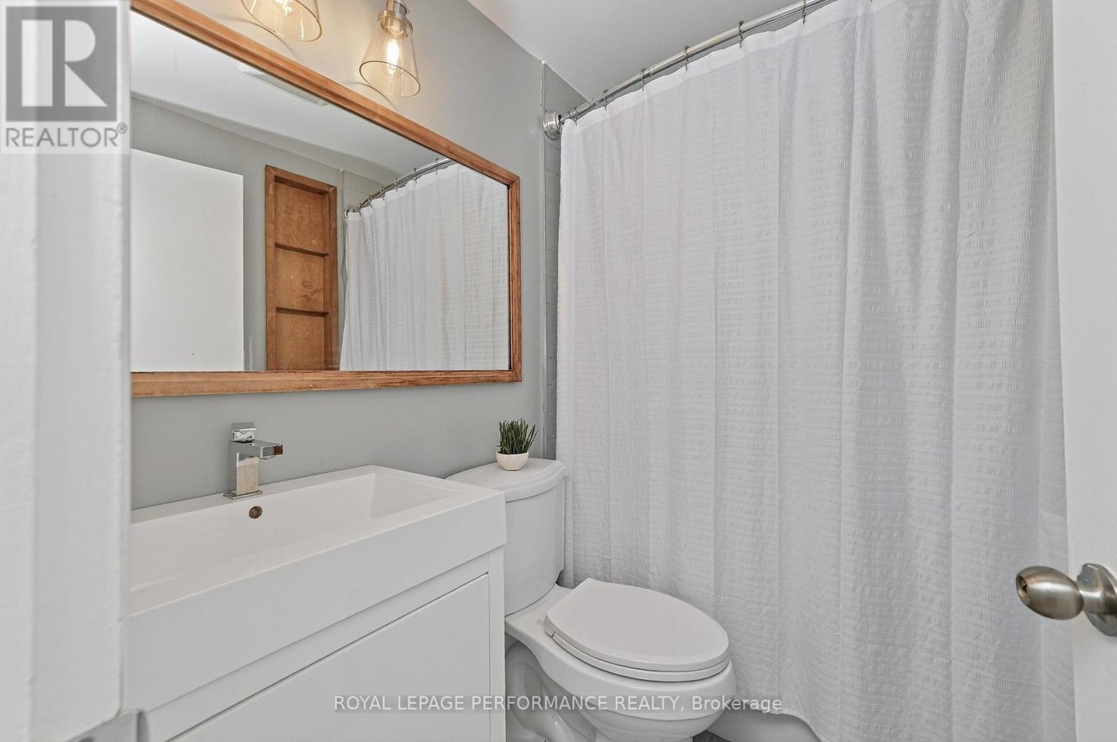 Main bathroom - 140 Begonia Avenue, Ottawa, ON
