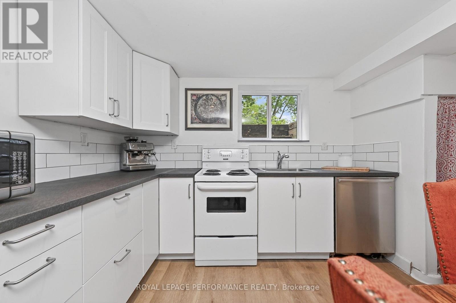 Lower level kitchen - 140 Begonia Avenue, Ottawa, ON