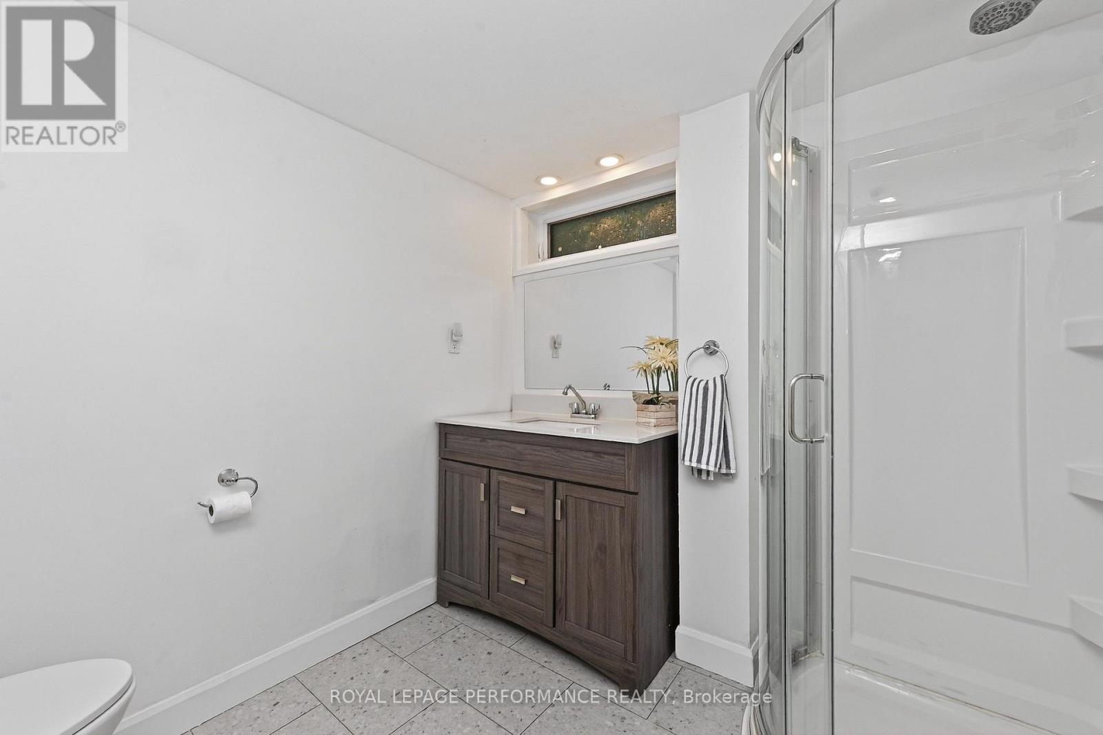 Lower level bathroom - 140 Begonia Avenue, Ottawa, ON