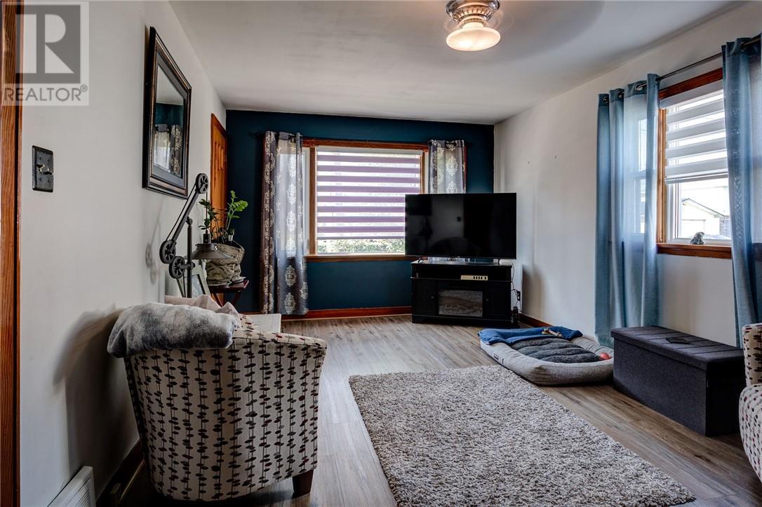 64 Desjardins, Garson, ON - Indoor Photo Showing Living Room