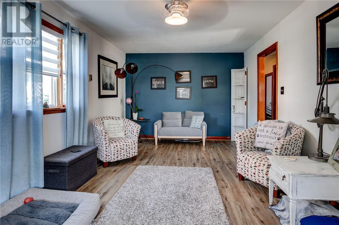 64 Desjardins, Garson, ON - Indoor Photo Showing Living Room