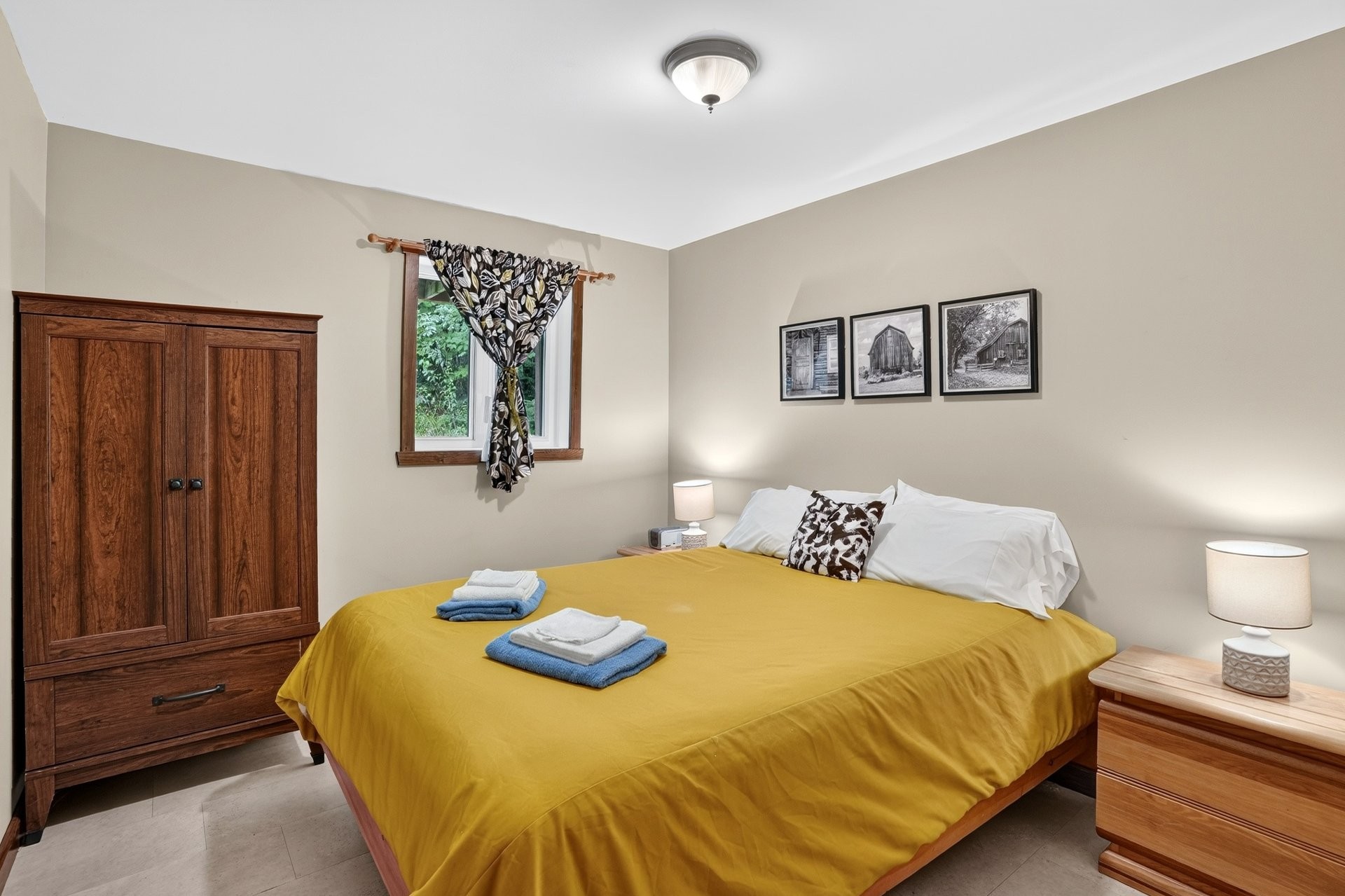 Family Room - 1130 Ch. De La Montagne, Sainte-Agathe-Des-Monts, QC - Indoor With Fireplace