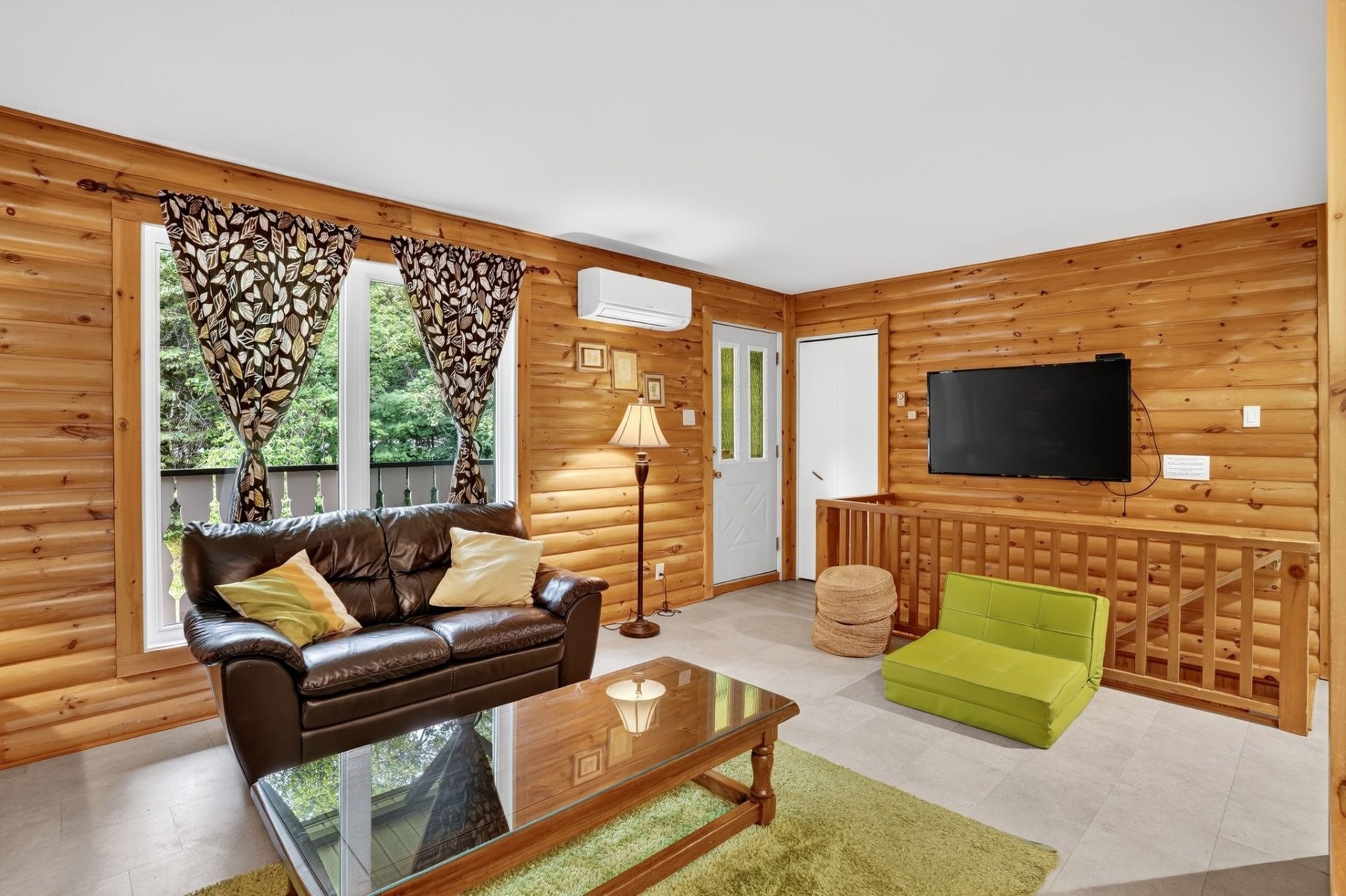 Living Room - 1130 Ch. De La Montagne, Sainte-Agathe-Des-Monts, QC - Indoor Photo Showing Living Room