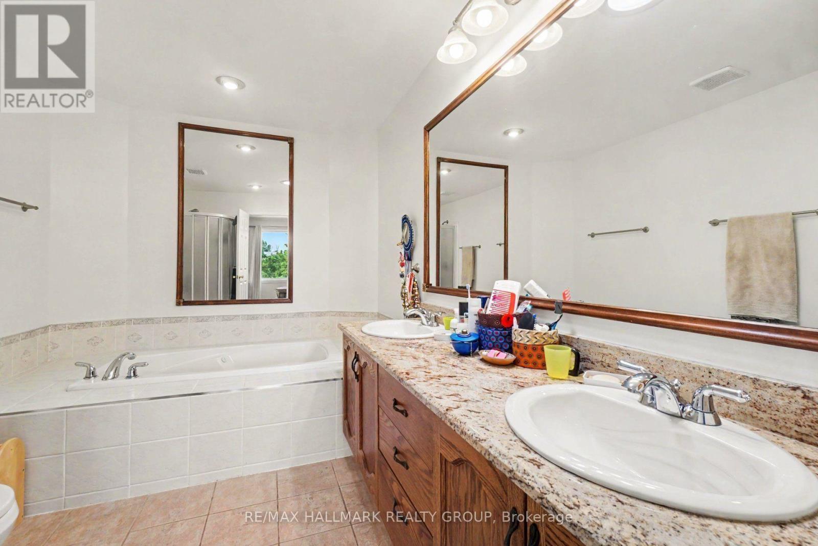 Ensuite with double sinks and soaker tub - 48 Dunbarton Court, Ottawa, ON