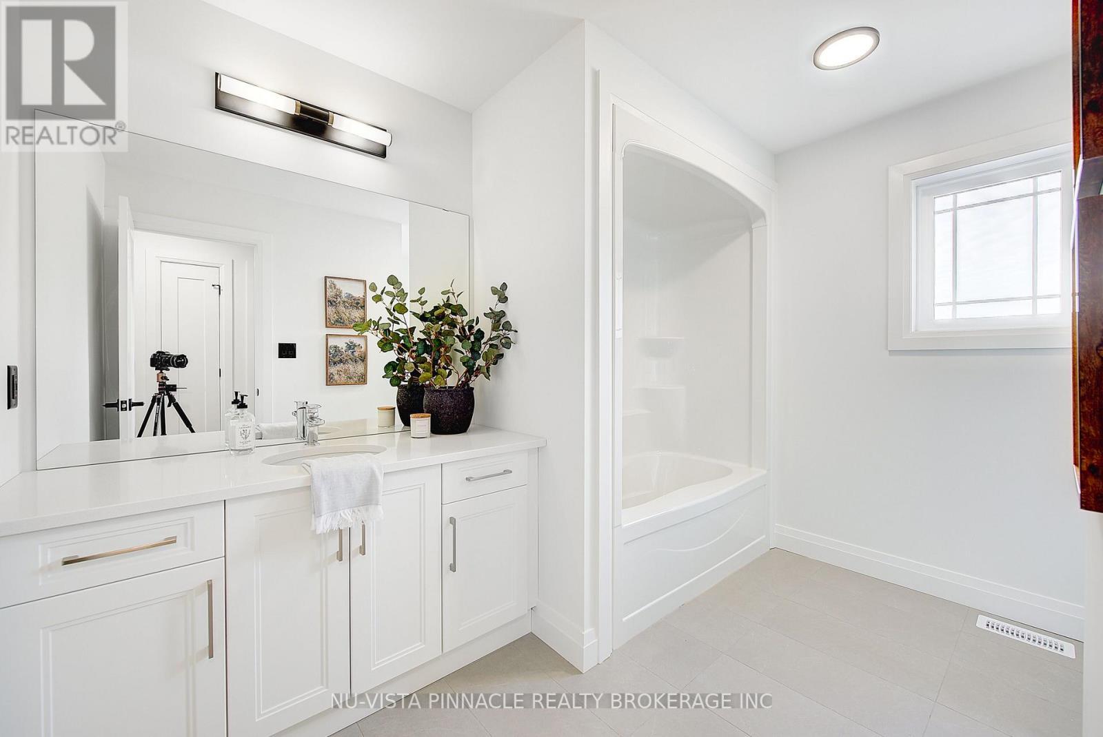 10 Woodmere Path, Middlesex Centre (Ilderton), ON