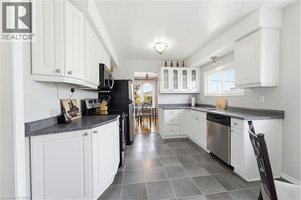 26 Rivercrest Road, Hamilton, ON - Indoor Photo Showing Kitchen