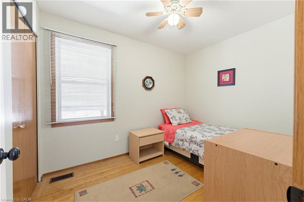 26 Rivercrest Road, Hamilton, ON - Indoor Photo Showing Bedroom