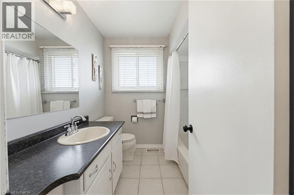 26 Rivercrest Road, Hamilton, ON - Indoor Photo Showing Bathroom