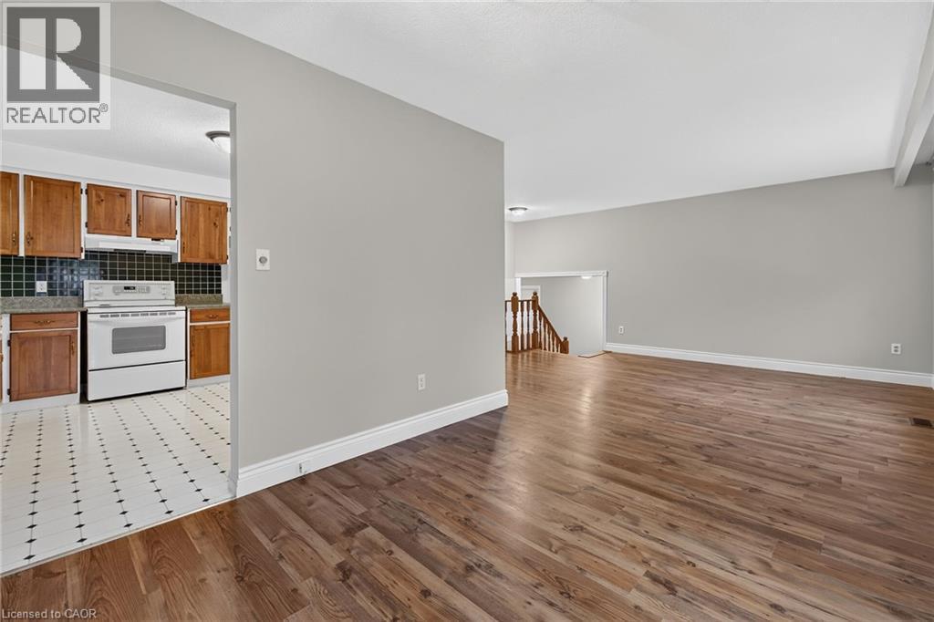 19 Burns Place, Caledonia, ON - Indoor Photo Showing Kitchen