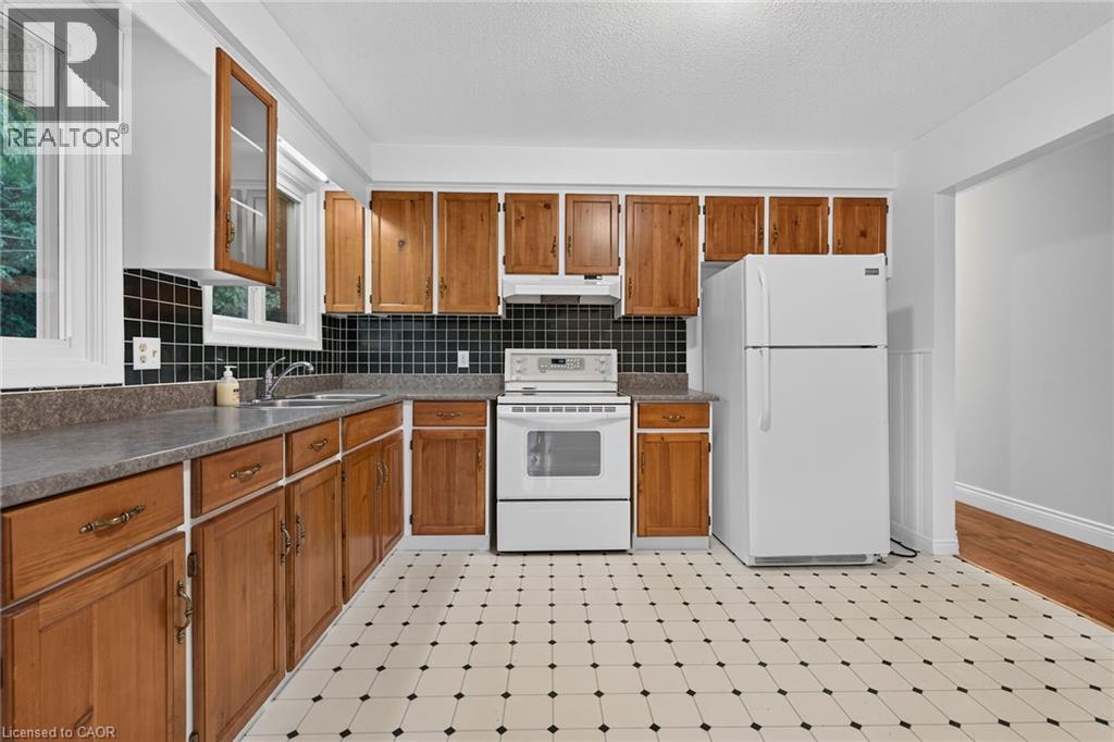 19 Burns Place, Caledonia, ON - Indoor Photo Showing Kitchen With Double Sink
