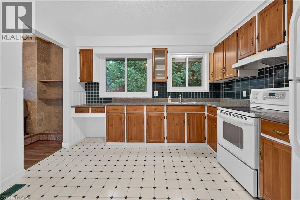 19 Burns Place, Caledonia, ON - Indoor Photo Showing Kitchen