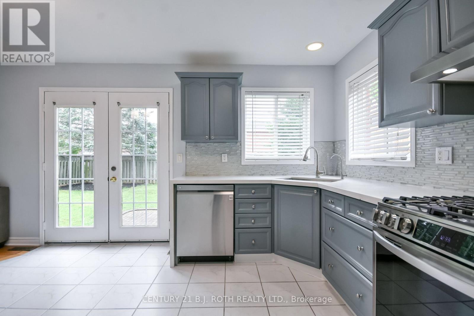 17 Crompton Drive, Barrie, ON