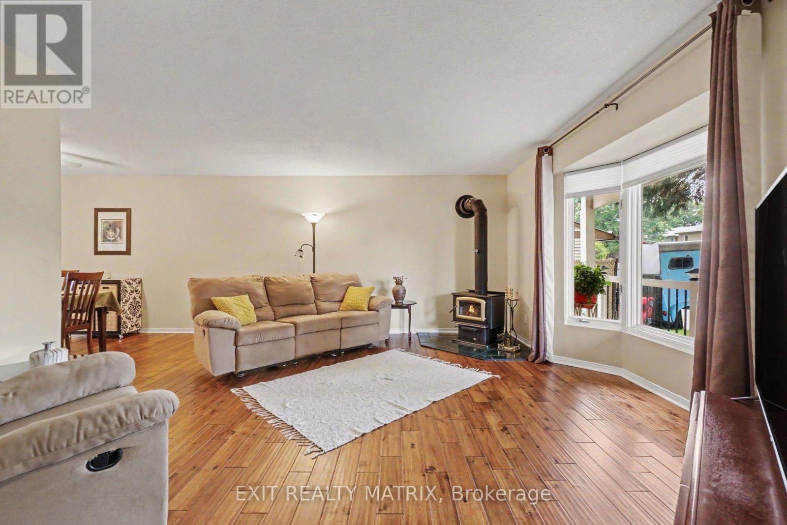 30 Bartley Crescent, Ottawa, ON - Indoor Photo Showing Living Room