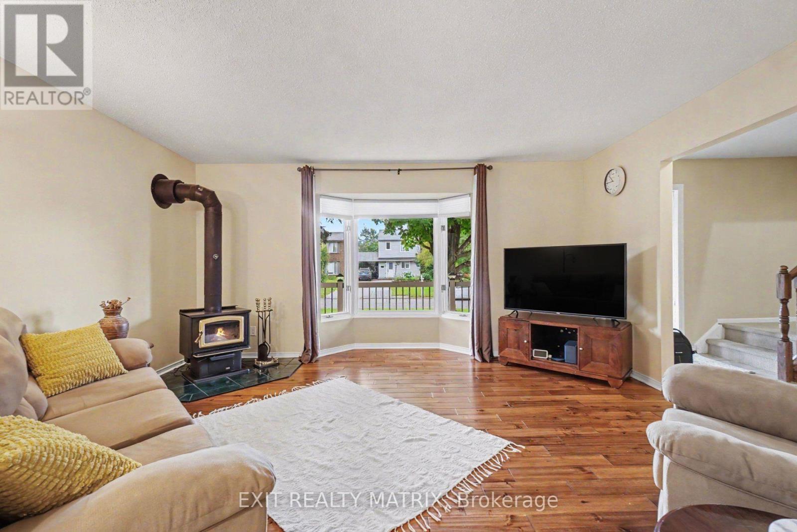 30 Bartley Crescent, Ottawa, ON - Indoor Photo Showing Living Room With Fireplace