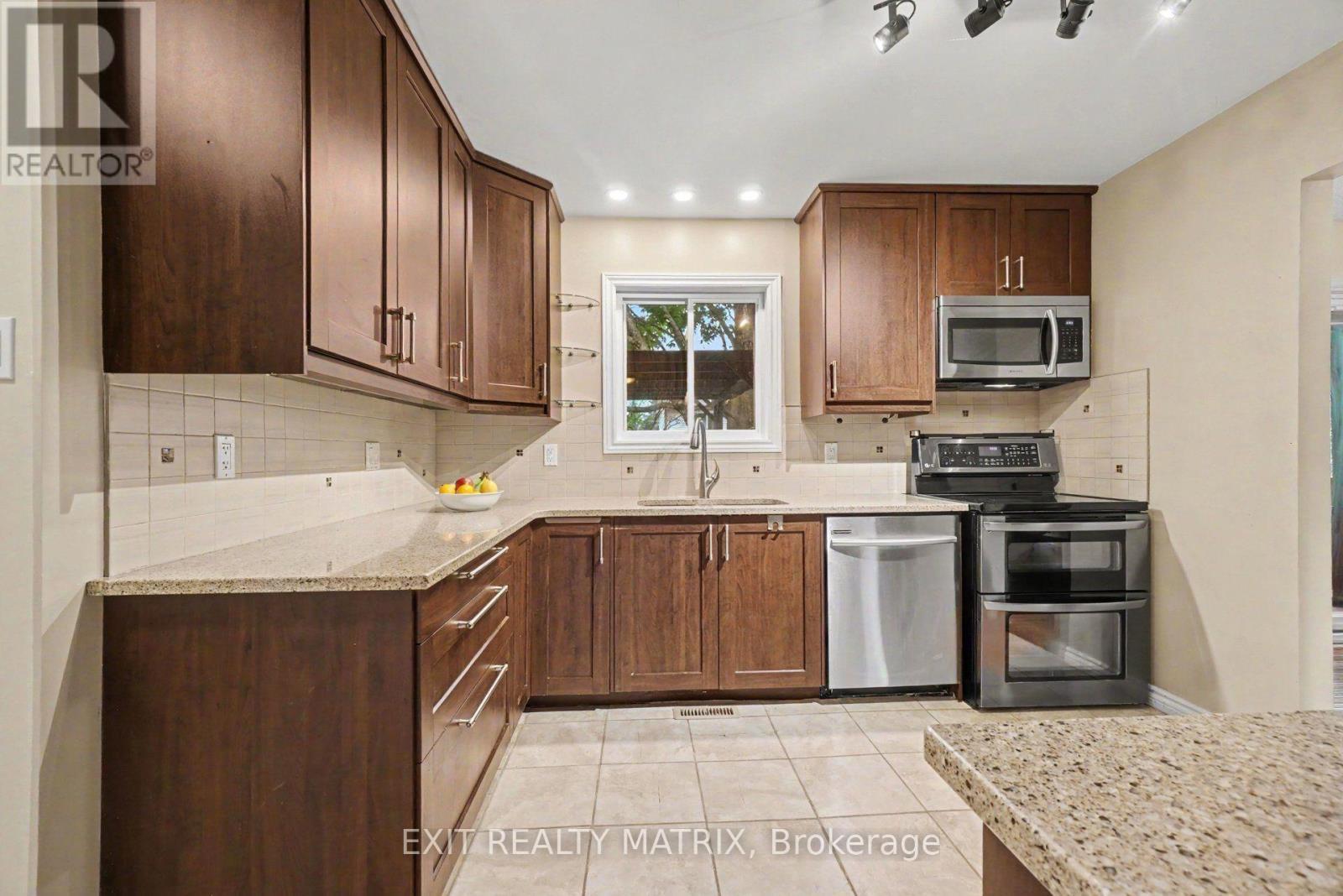 30 Bartley Crescent, Ottawa, ON - Indoor Photo Showing Kitchen