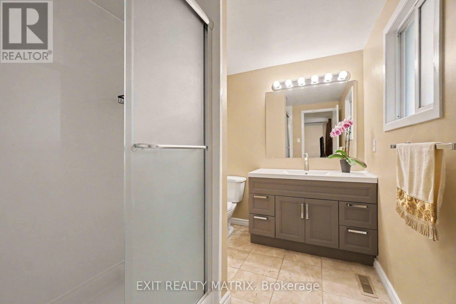 30 Bartley Crescent, Ottawa, ON - Indoor Photo Showing Bathroom