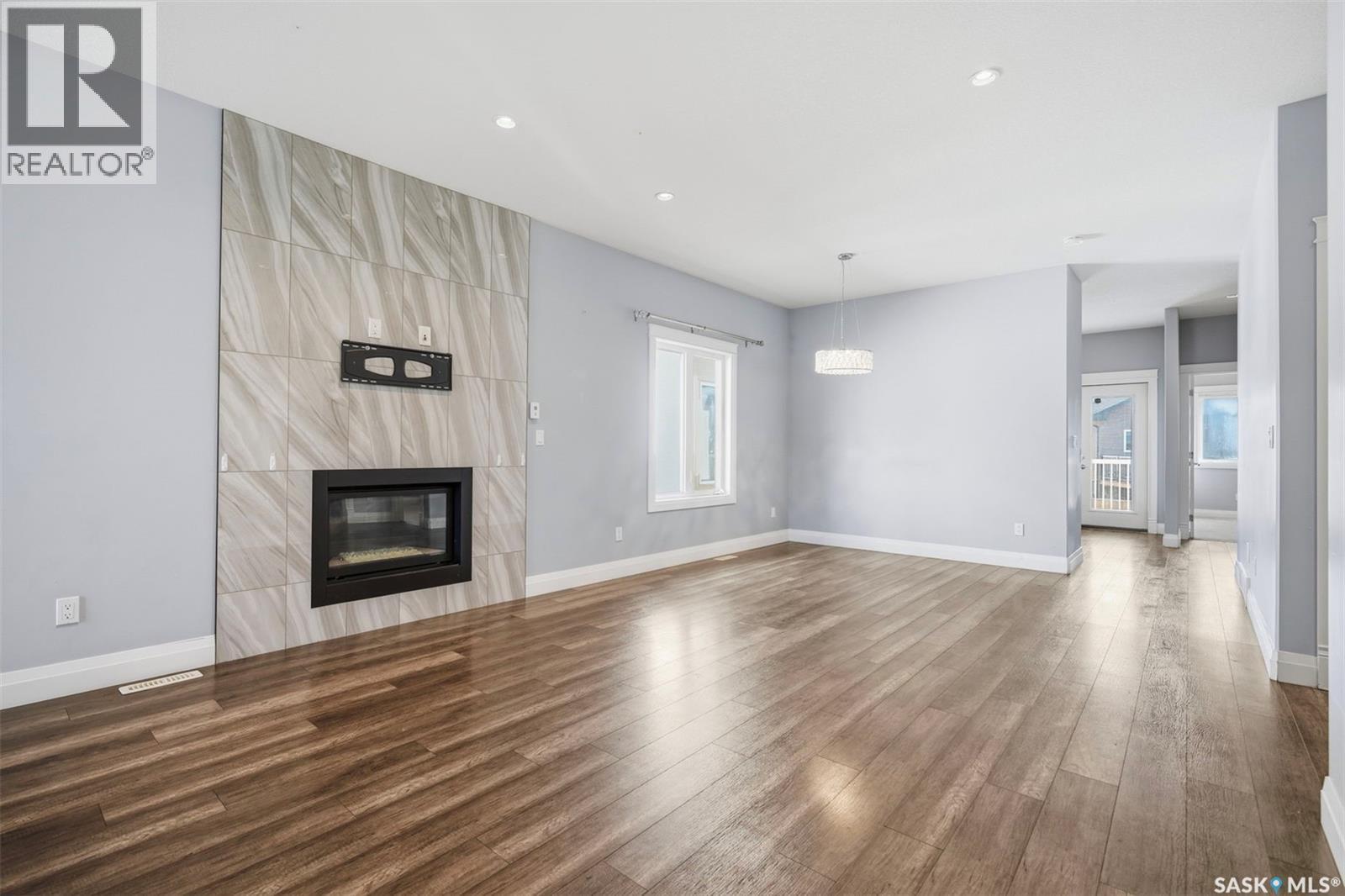 219 Ells Crescent, Saskatoon, SK - Indoor Photo Showing Living Room With Fireplace
