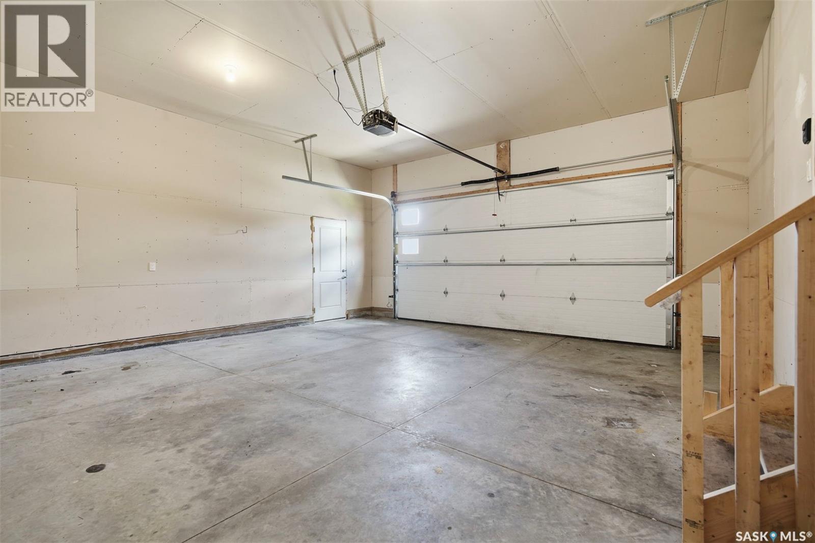 219 Ells Crescent, Saskatoon, SK - Indoor Photo Showing Garage