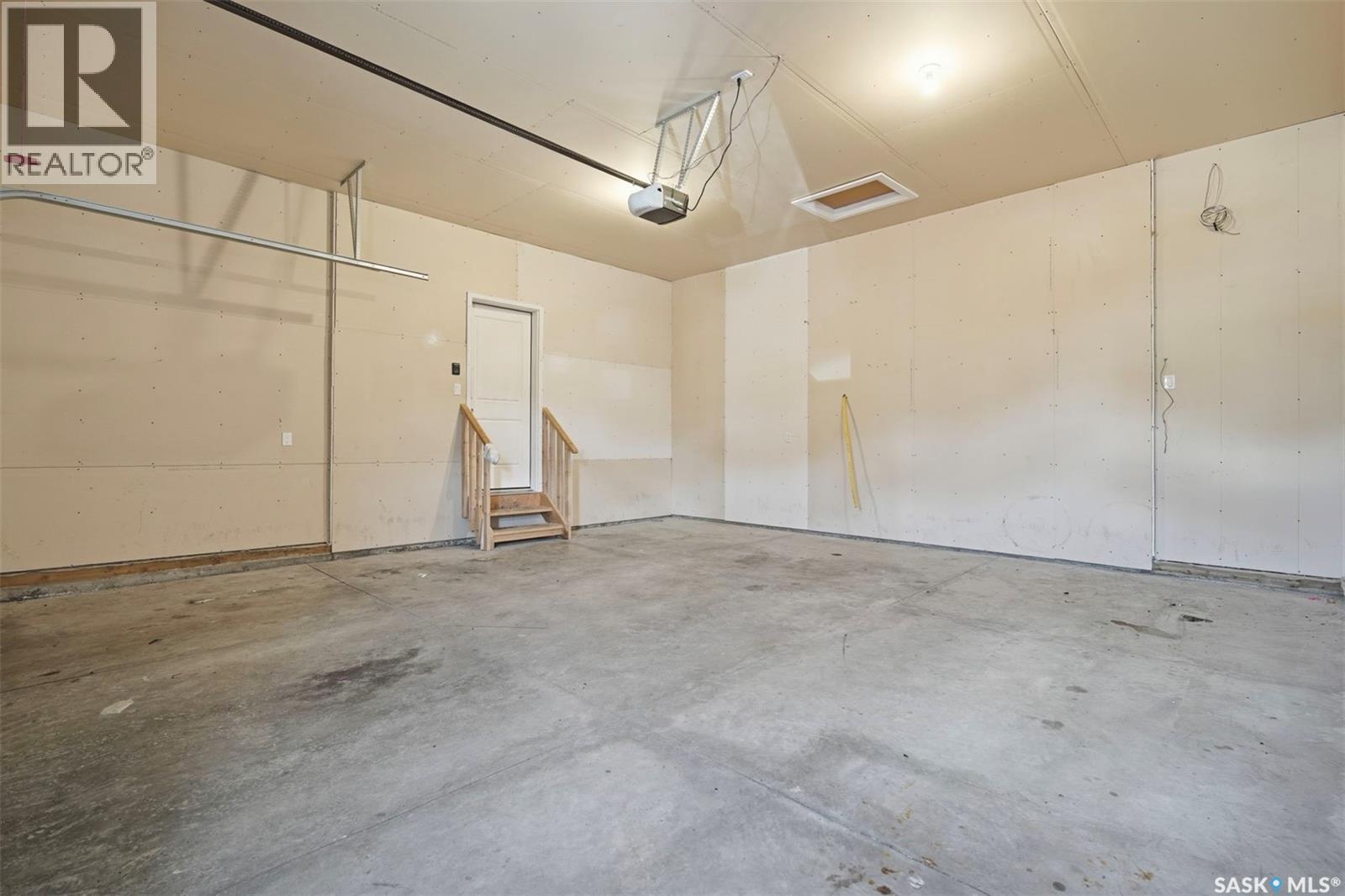 219 Ells Crescent, Saskatoon, SK - Indoor Photo Showing Garage