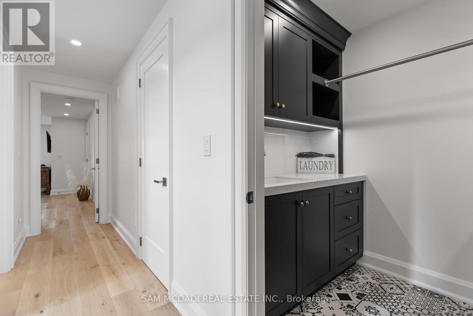 4 Iroquois Avenue, Mississauga, ON