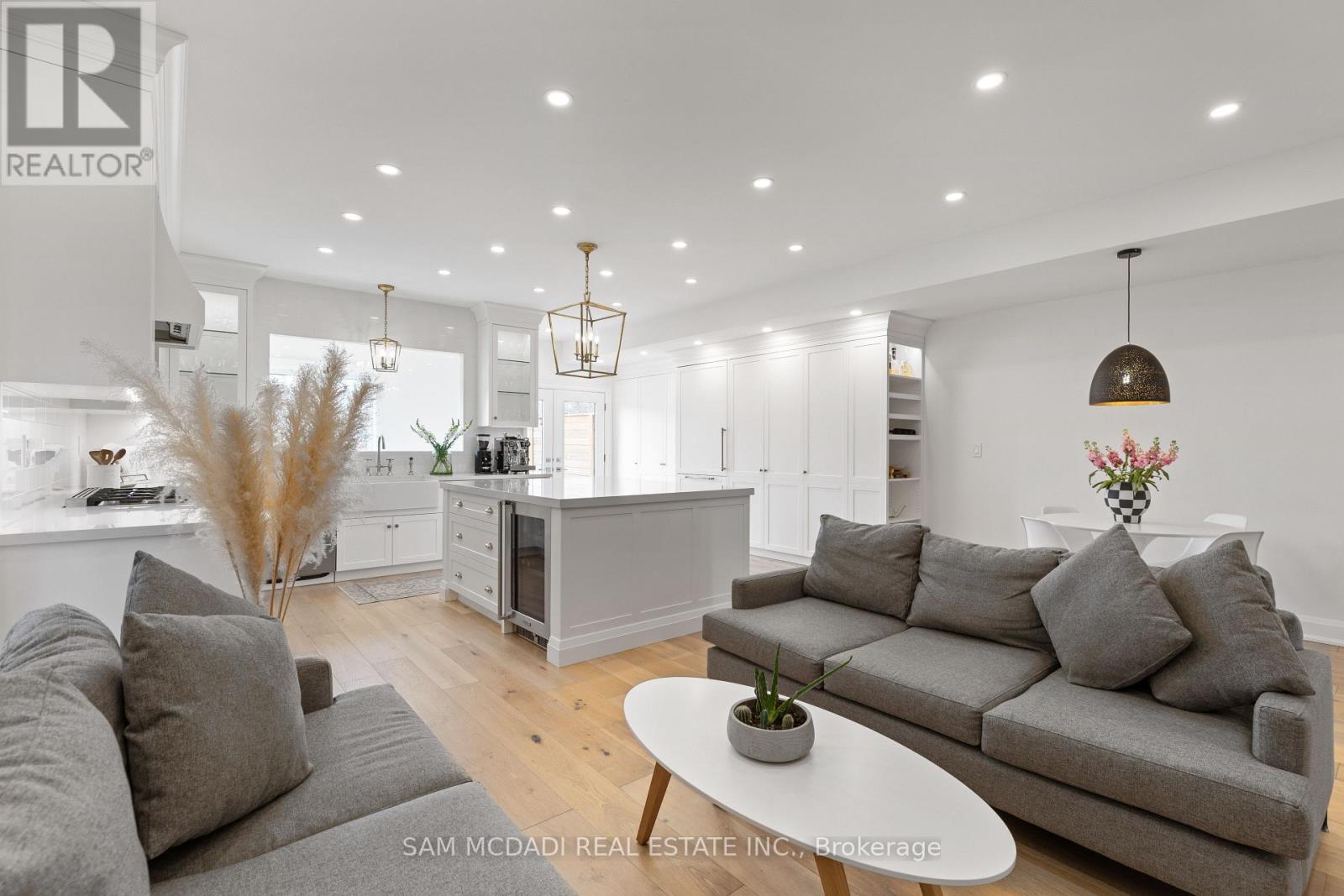4 Iroquois Avenue, Mississauga, ON