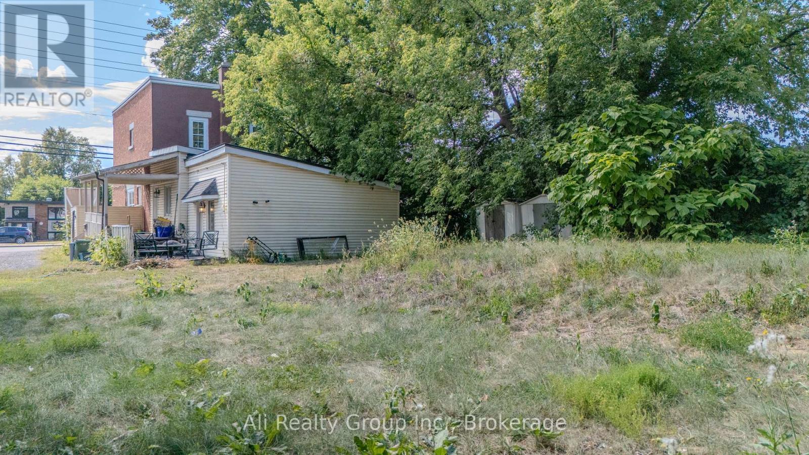 713 St Laurent Boulevard, Ottawa, ON