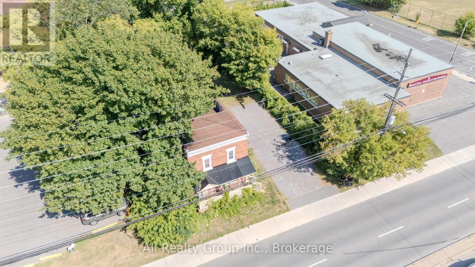 713 St Laurent Boulevard, Ottawa, ON