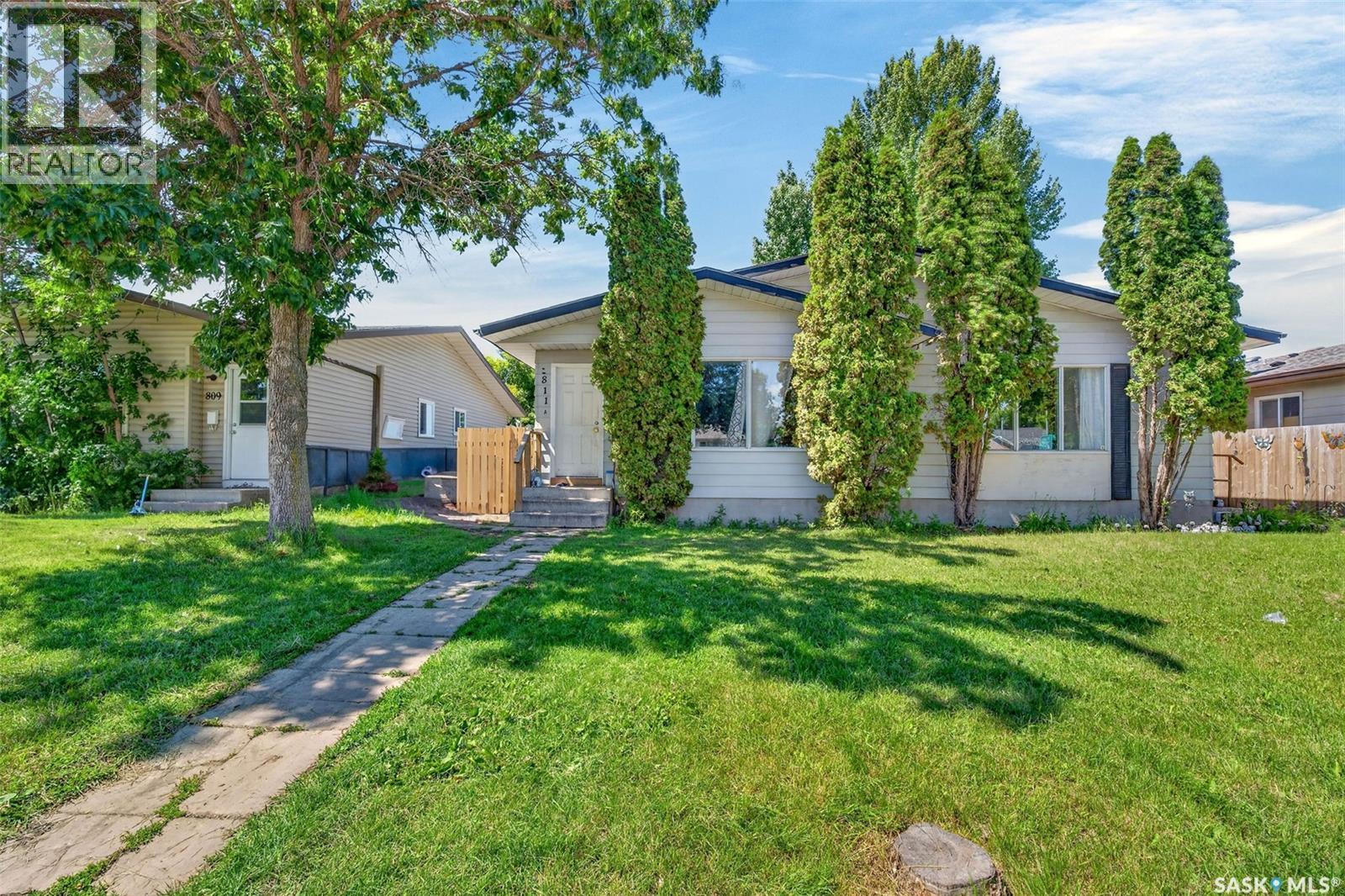 A/B 811 Steeves Avenue, Saskatoon, SK