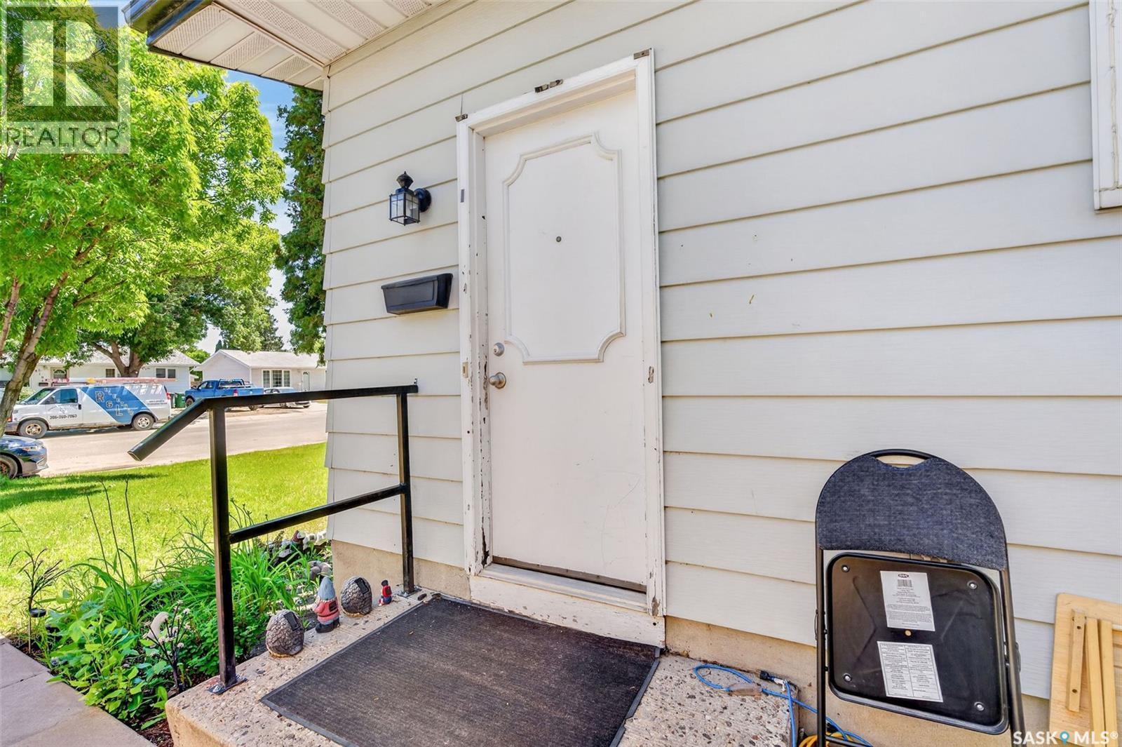 A/B 811 Steeves Avenue, Saskatoon, SK