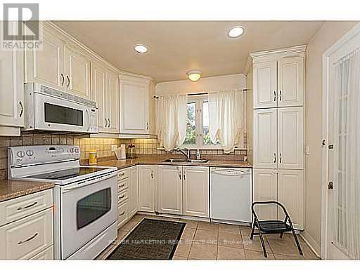 Kitchen/Eating Area. - 2576 Alta Vista Drive, Ottawa, ON